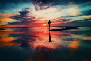 ocean-sunrise-person-free 2203720_1920 - Pixabay